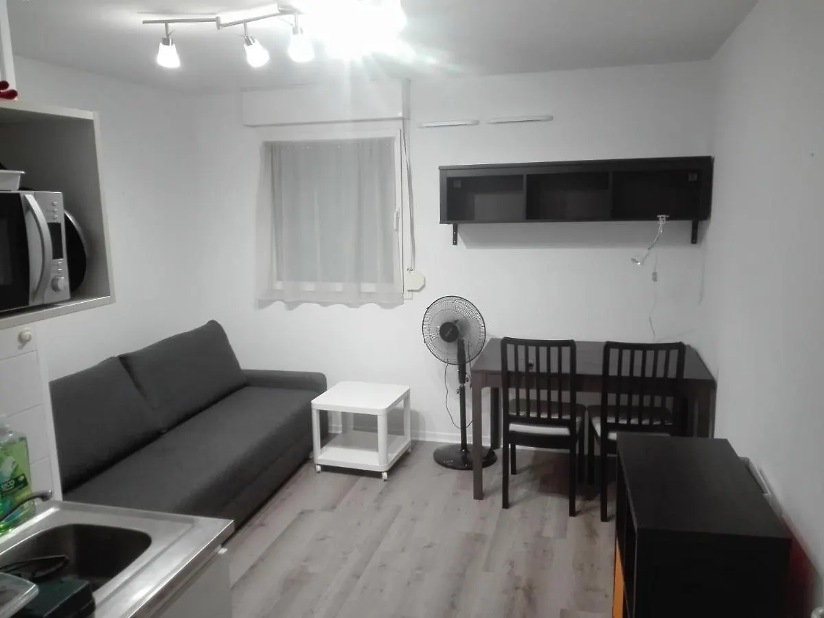 Studio Devant Les Remparts Avec Parking Prive contacts